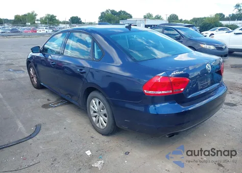 2014 Volkswagen Passat 1.8T Wolfsburg Edition z USA, uszkodzony, nr VIN 1VWAT7A31EC080361